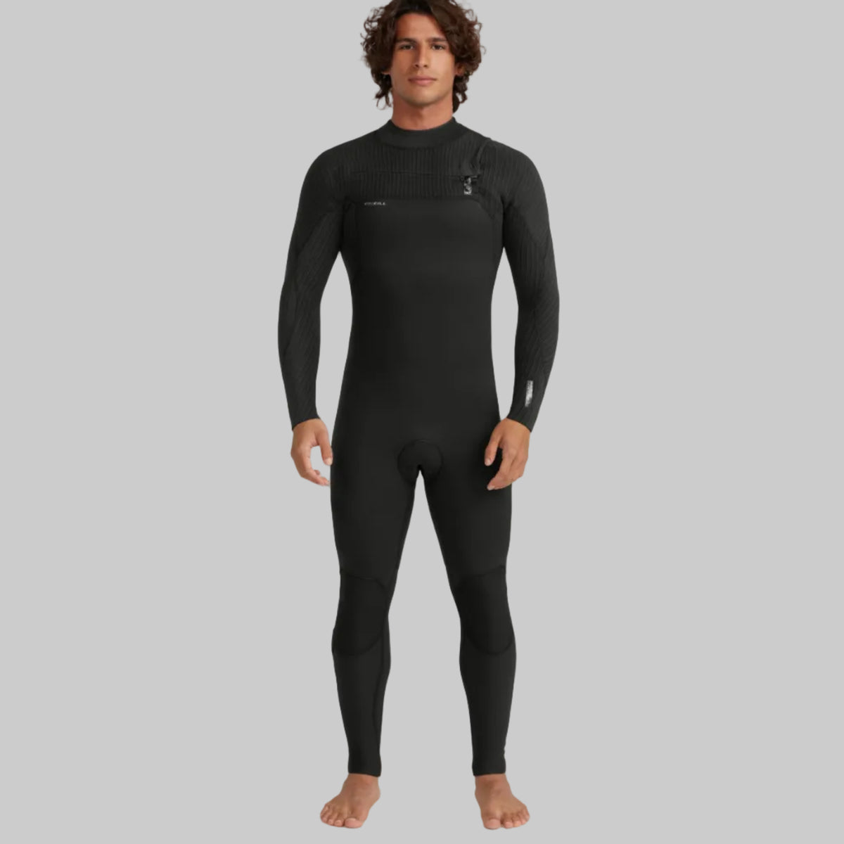 Combinaison de surf intégrale homme O’Neill Hyperfreak Plus 4/3 mm Carbon Dark Slate portée de face, manches et jambes longues.