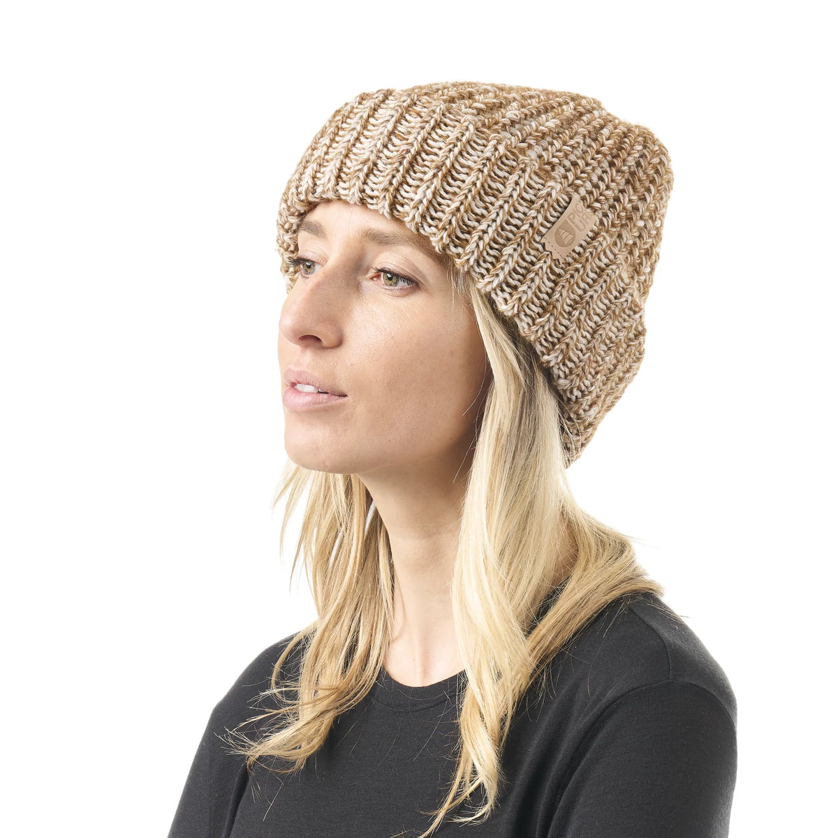 Bonnet Picture Organic Clothing Birsay Beanie Pure Cashmere porté de trois-quarts, maille chinée beige et coupe Mid Profile
