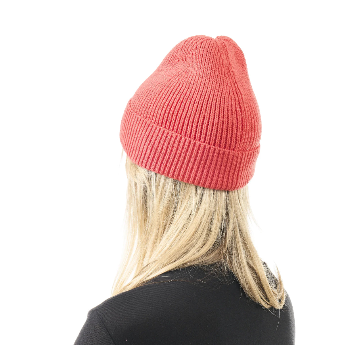 Dos du bonnet Picture Colino Beanie Living Coral porté, maille côtelée et coupe souple