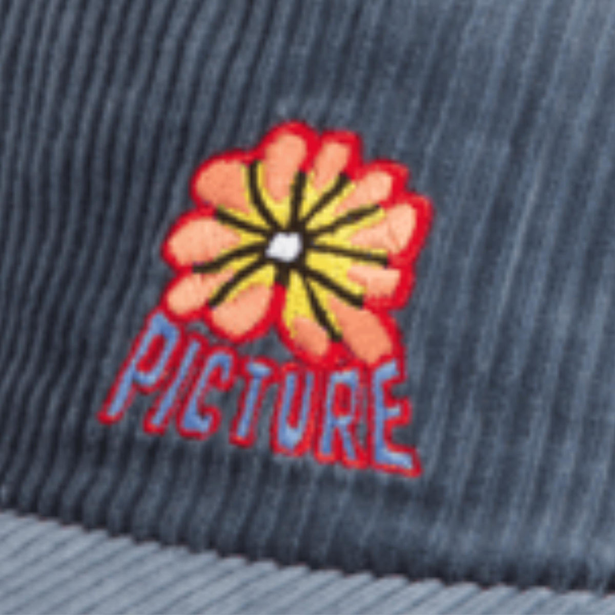 Détail du logo fleur multicolore brodé Picture sur la casquette Bubble Cap Vintage Indigo en velours côtelé