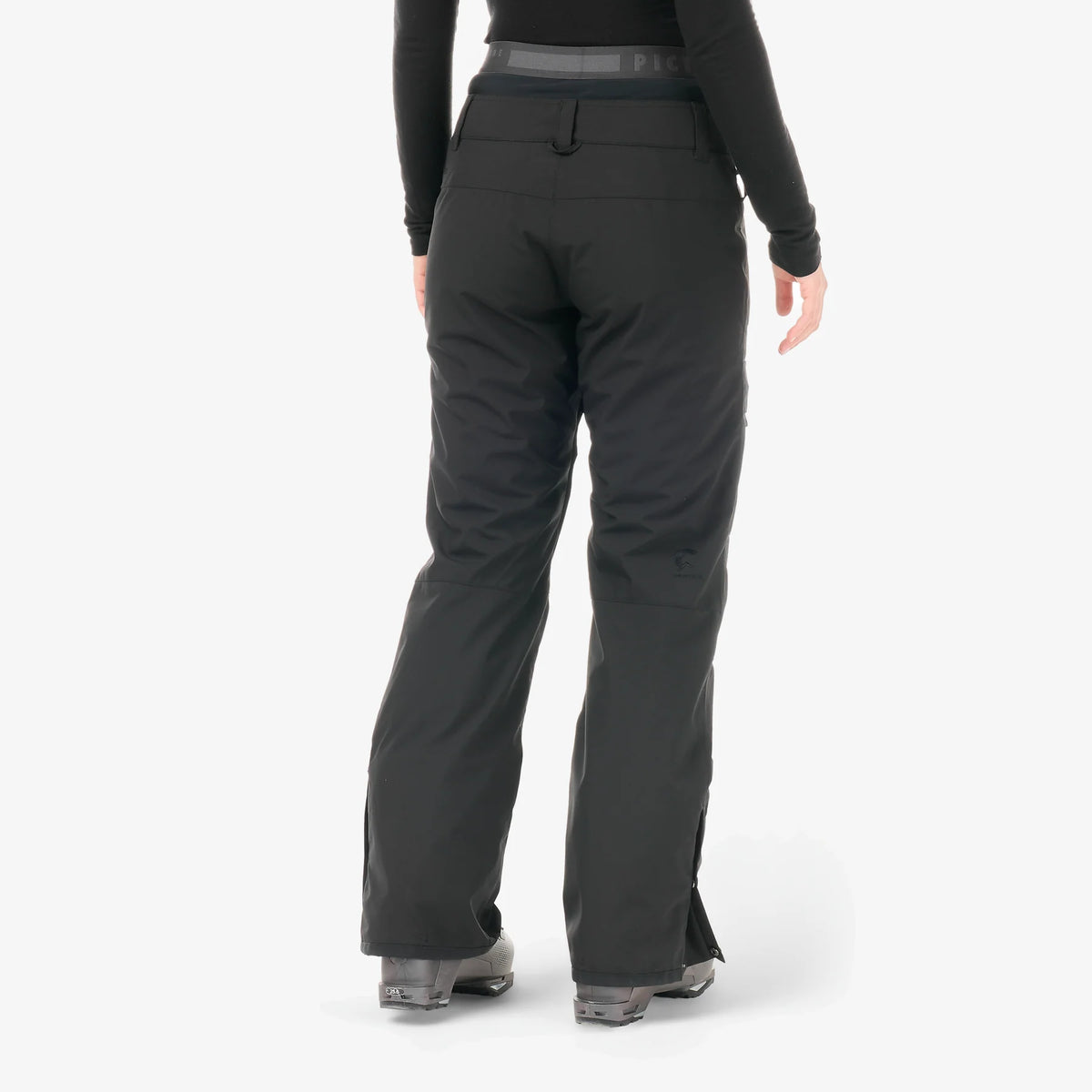 Vue arrière du pantalon Picture Treva Black porté avec boots de neige, jambes droites et coupe technique