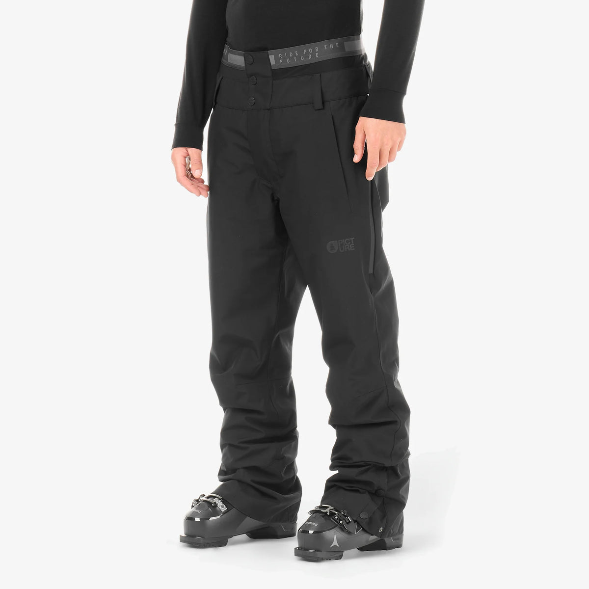 Pantalon homme Picture Object Black porté de trois-quarts arrière, aperçu de la coupe et du volume sur les boots
