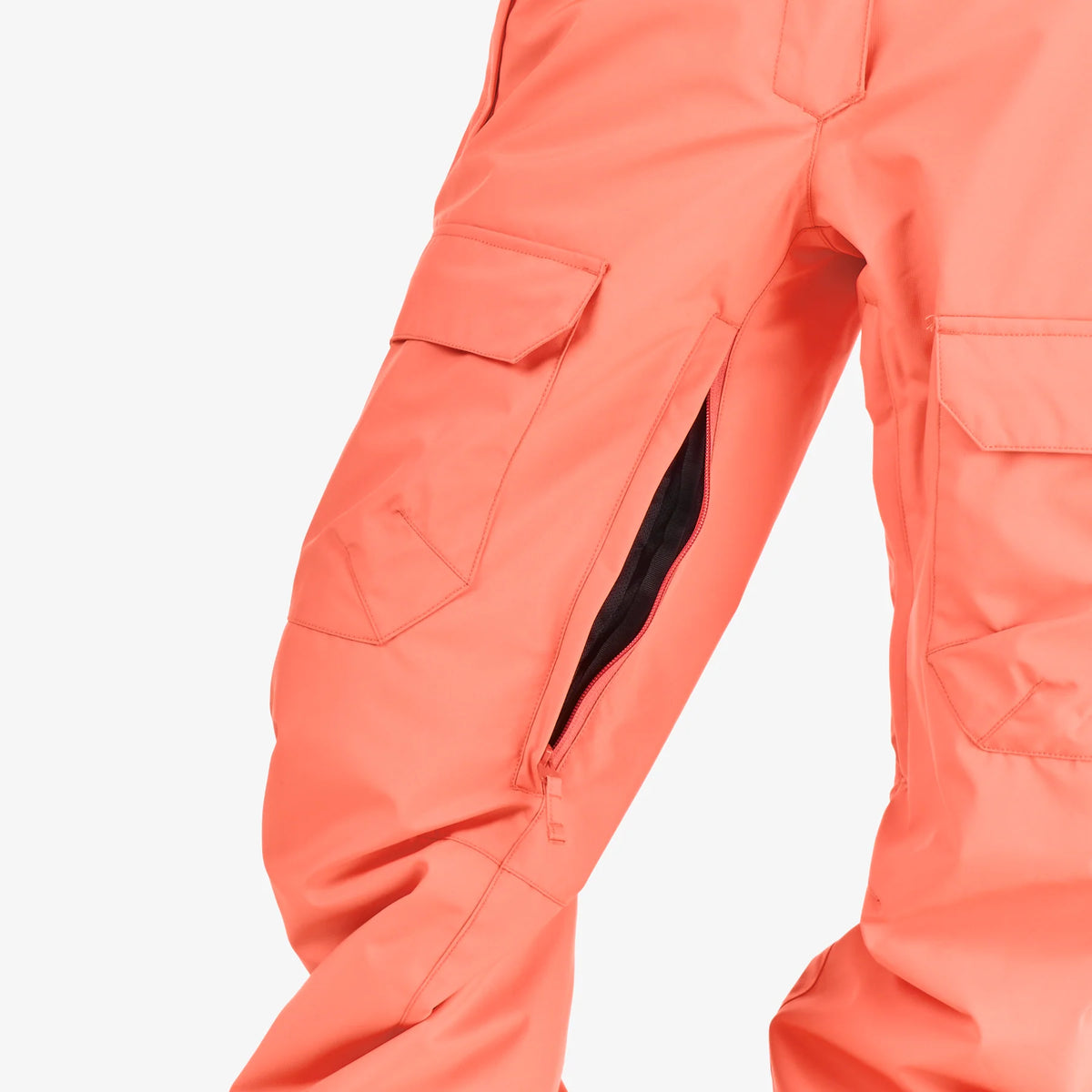 Détail du pantalon de ski femme Picture Treva Pants Living Coral avec aération zippée sur la cuisse et poche cargo