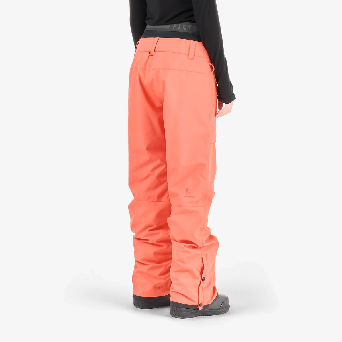 Pantalon de snowboard femme Picture Treva Pants Living Coral porté de profil, aperçu de la coupe au niveau des jambes