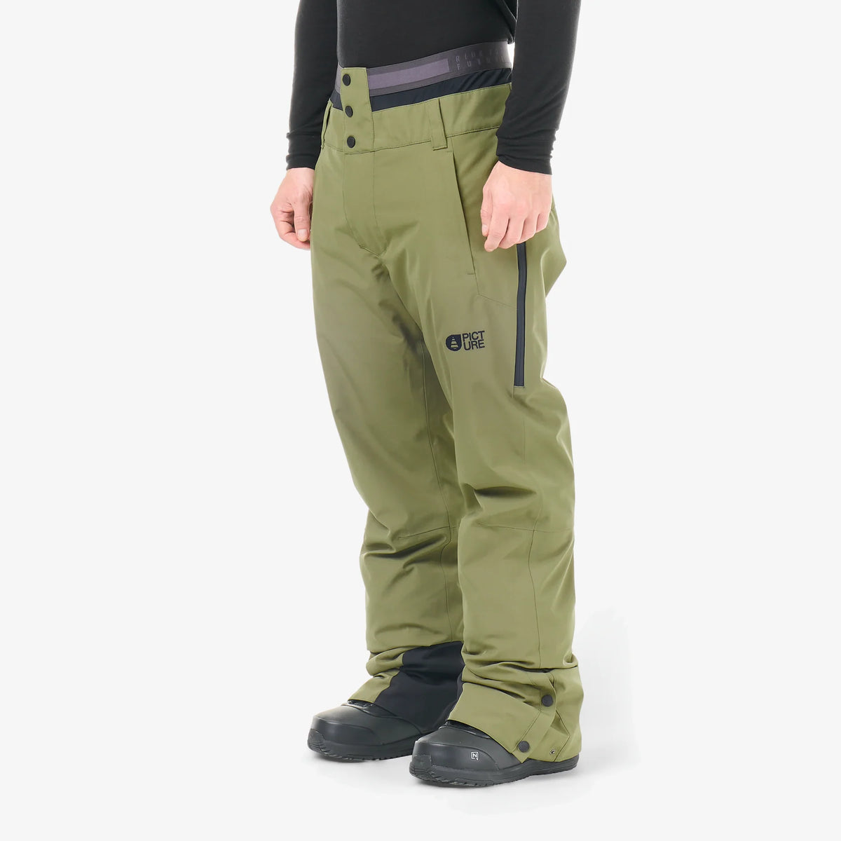 Pantalon de ski homme Picture Object Pants Olivine porté de trois-quarts, détail de la coupe droite et des poches zippées