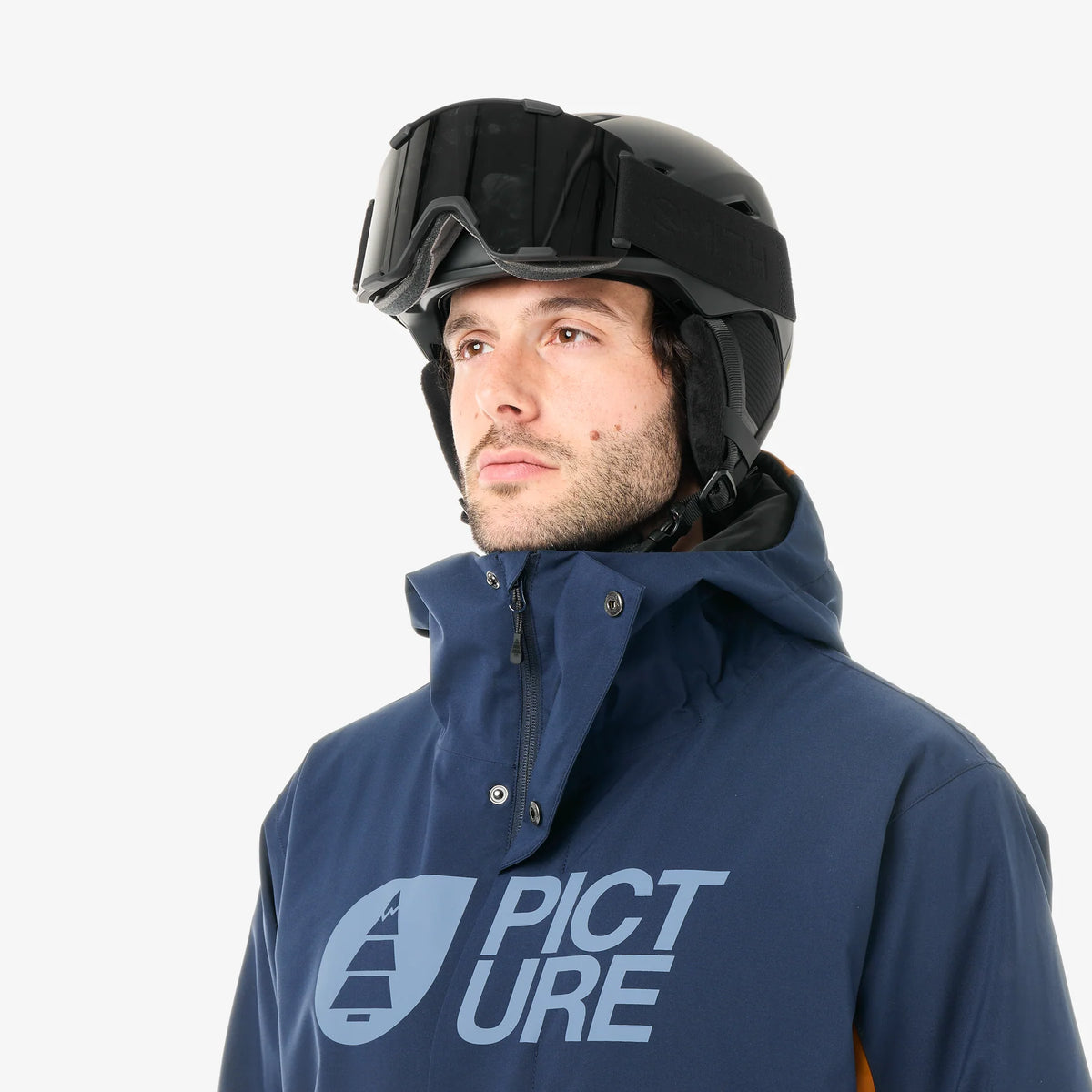 Capuche et col montant de la veste Picture Basement Jacket Camel Coffee portée avec masque de ski