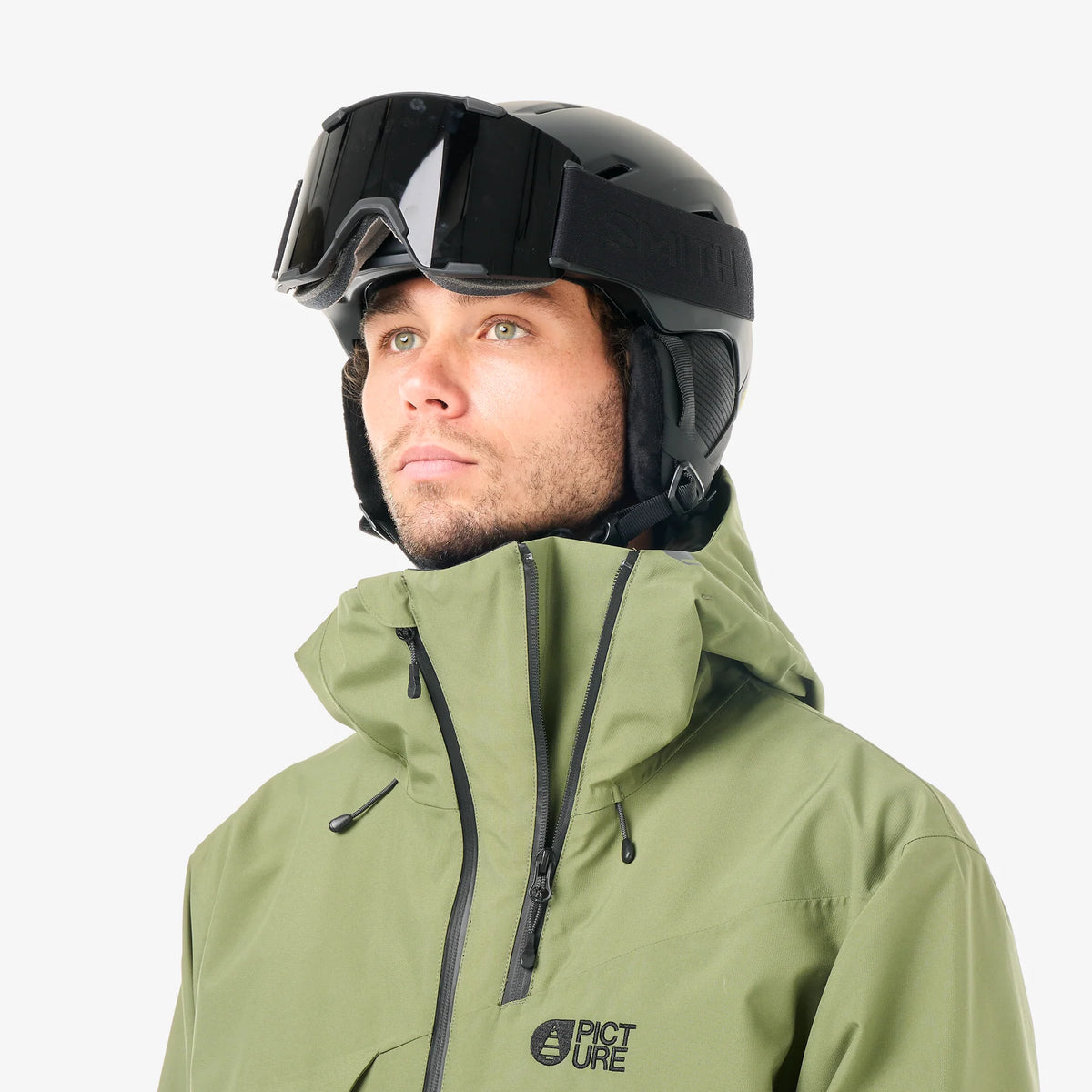 Capuche et col montant protecteur de la veste de snowboard homme Picture Felnor JKT Olivine portée avec masque de ski