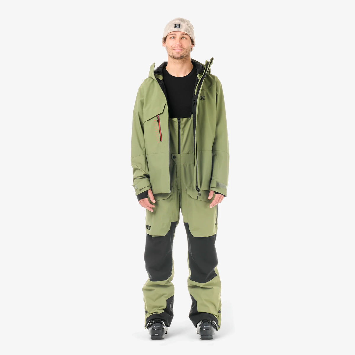 Veste de ski homme Picture Felnor JKT Olivine portée en pied avec pantalon de neige, vue complète de la silhouette