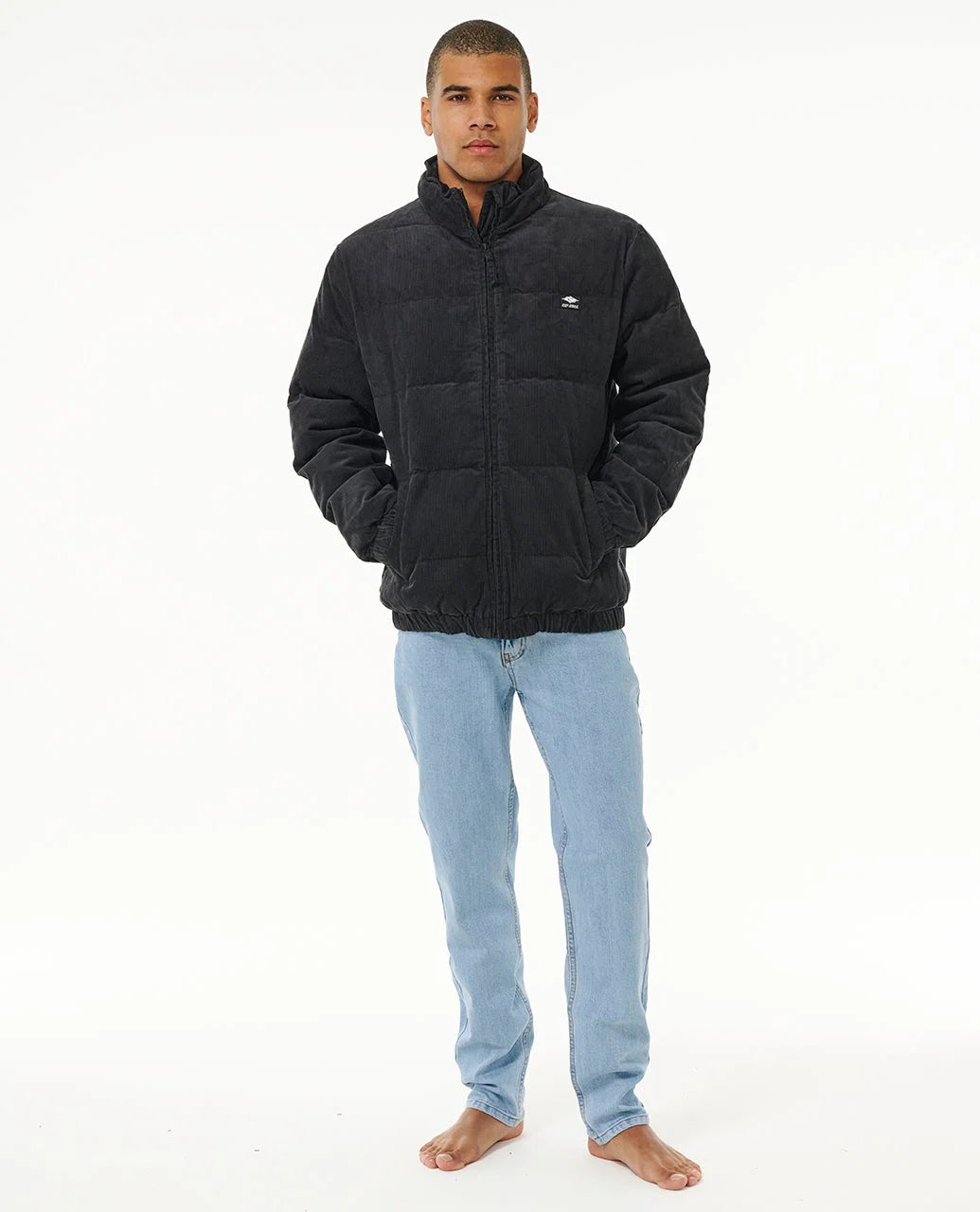 Silhouette entière avec veste surfwear Rip Curl noire, coupe ample, taille élastiquée et poches mains