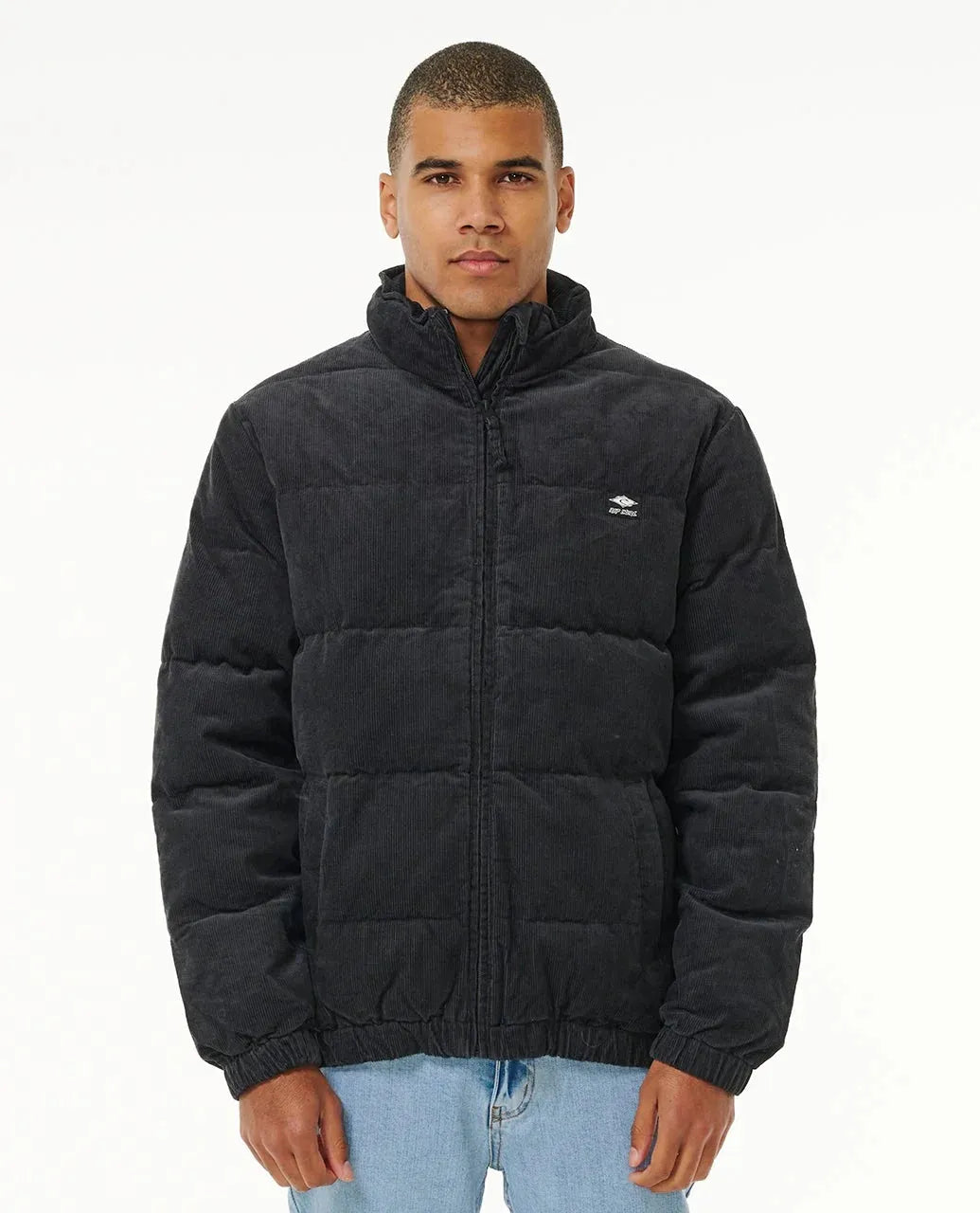 Blouson Rip Curl Rincon Cord Puffer noir délavé porté de face, matelassage horizontal et petit logo poitrine