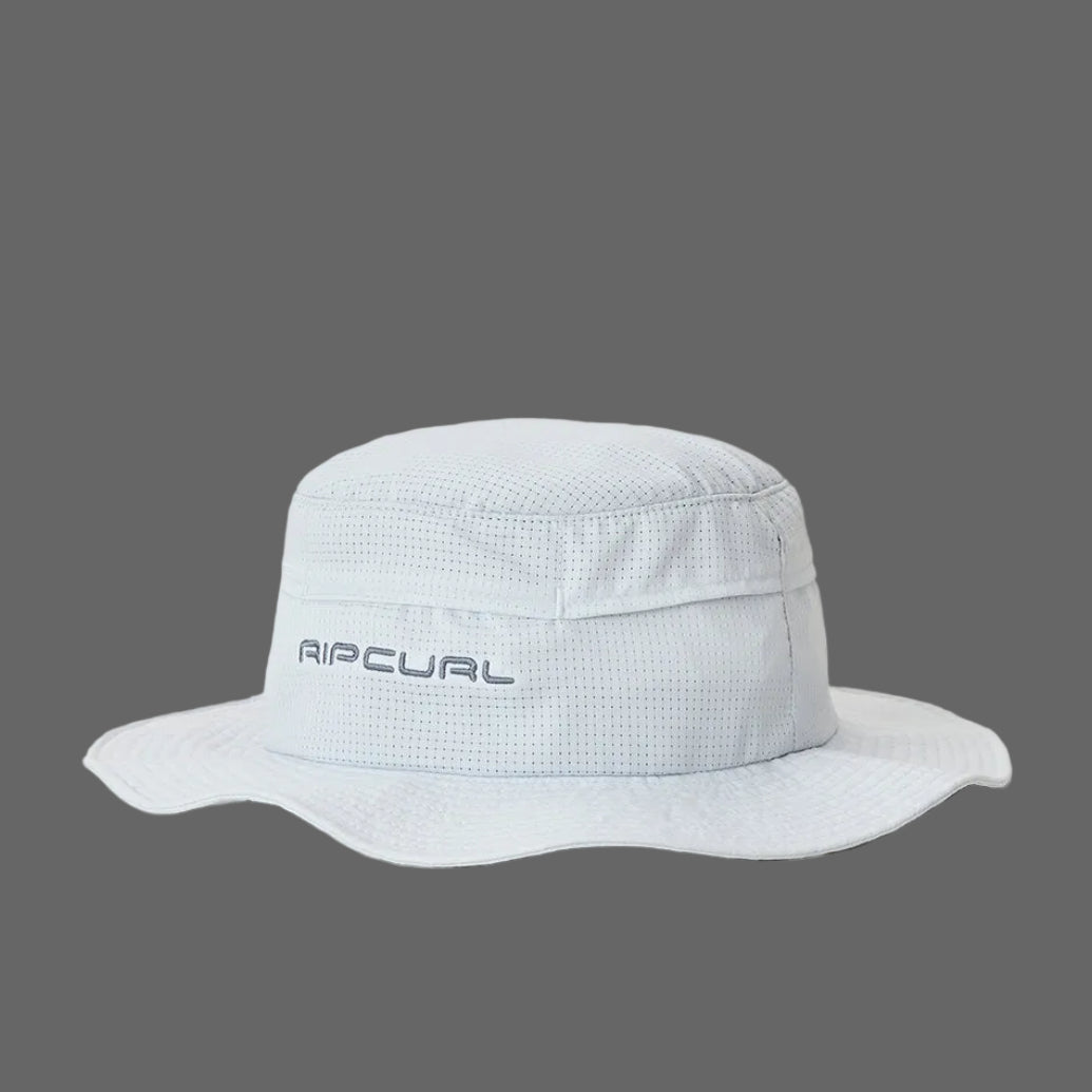 Chapeau Rip Curl Vaporcool Aerotech Chrome vu de face, modèle clair avec bord souple et logo discret