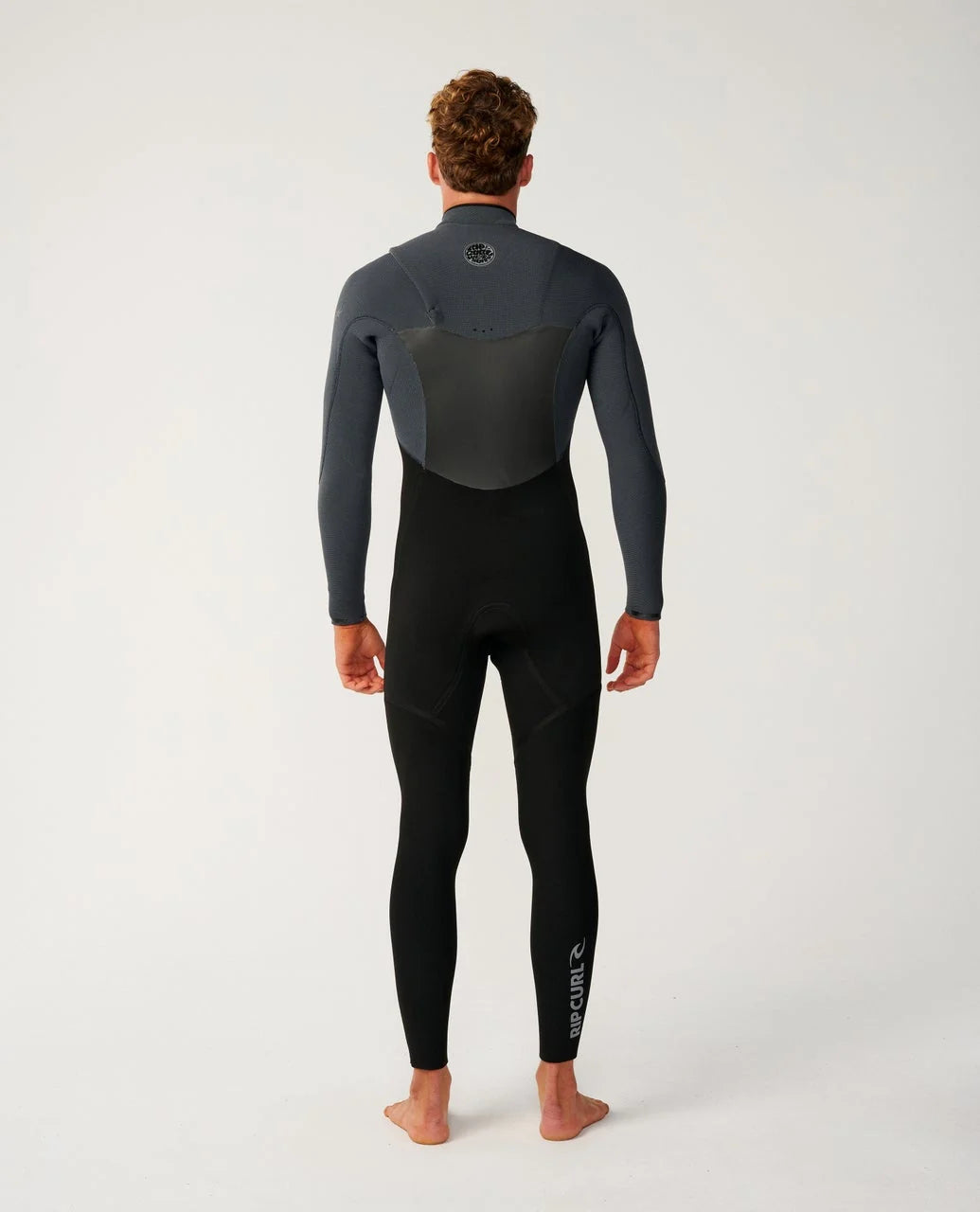 Vue arrière de la combinaison Rip Curl, avec empiècements gris aux épaules et jambes noires