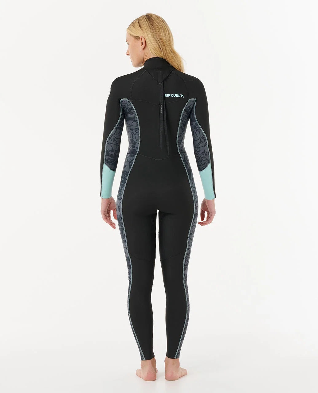 Portée de dos, combinaison surfwear Rip Curl Dawn Patrol noire, logo entre les omoplates et panneaux gris imprimés sur bras et jambes