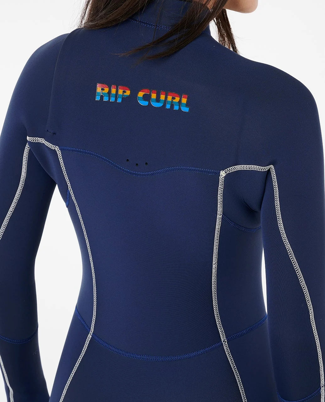 Détail du logo Rip Curl rétro années 70 multicolore sur le haut du dos de la combinaison bleu marine