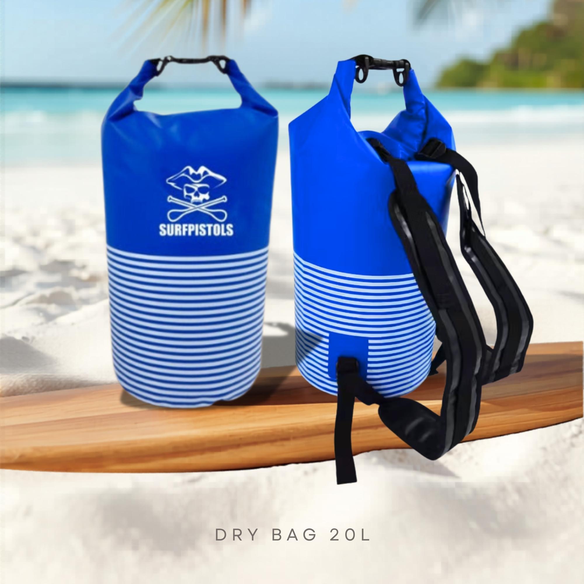 Sac étanche Surfpistols 20L bleu raye mariniere avec bretelles sur planche de paddle en bord de mer