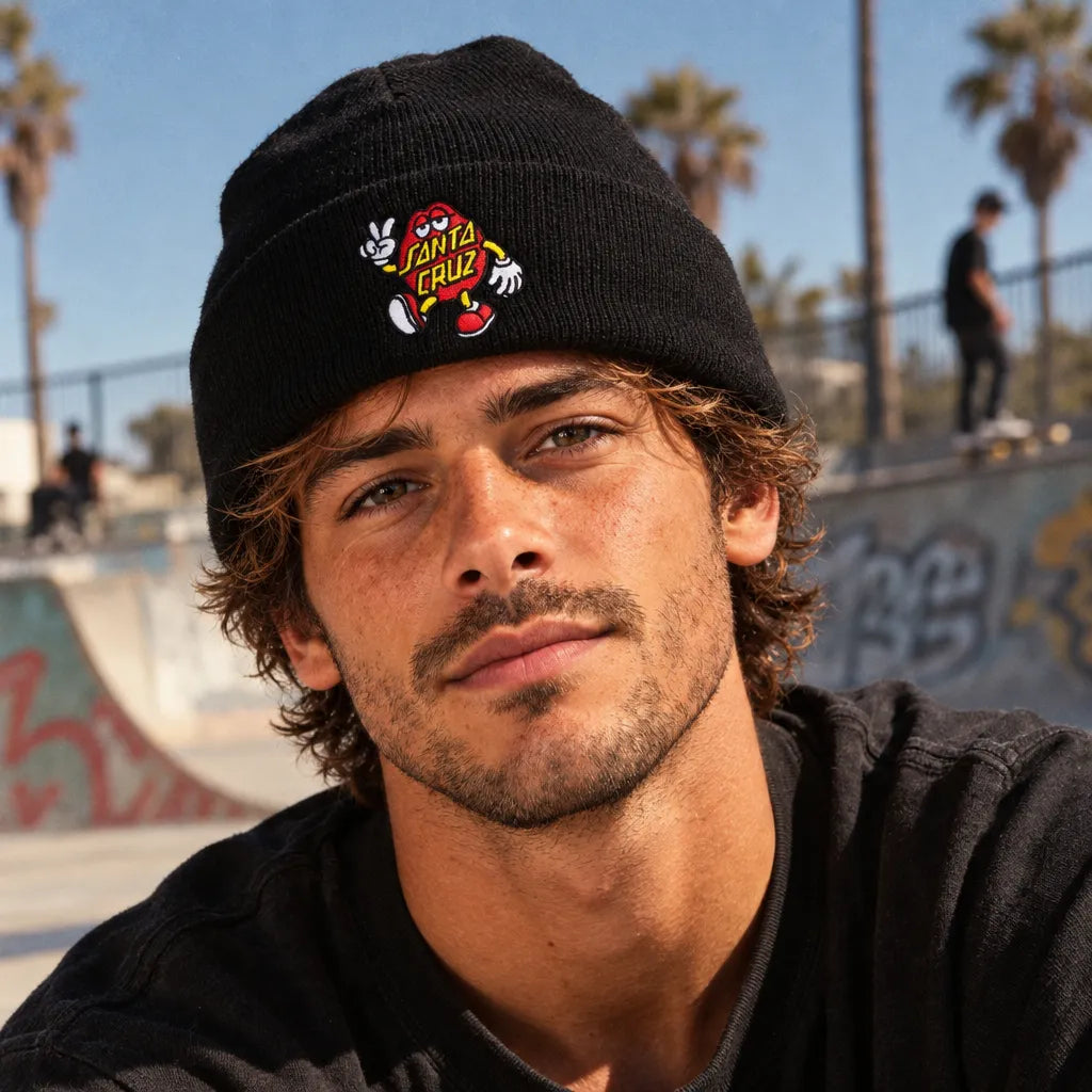 homme portant bonnet noir santa cruz dot guy au skatepark