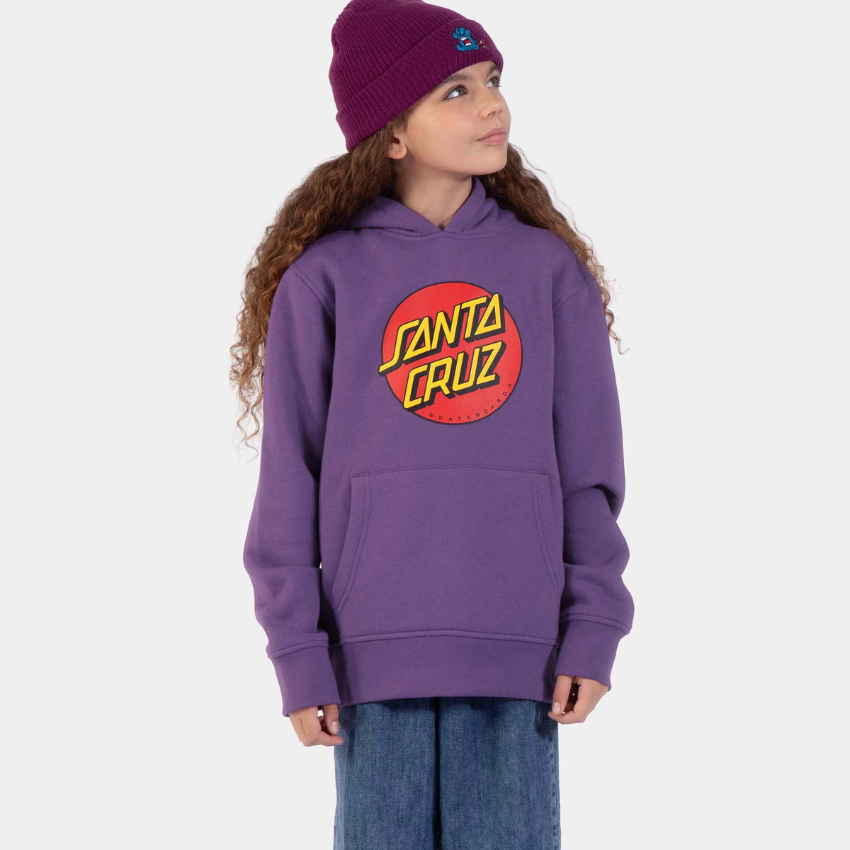 Sweat à capuche enfant Santa Cruz Classic Dot Fresh Purple porté de face, grand logo rouge et jaune centré sur la poitrine, poche kangourou