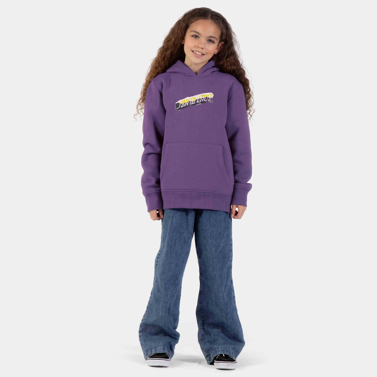 Sweat enfant skate violet porté de face, avec petit marquage horizontal contrasté sur la poitrine