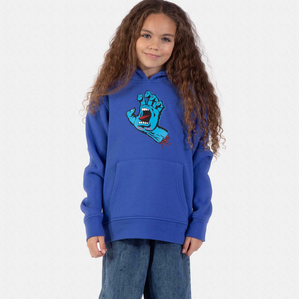Sweat à capuche enfant Santa Cruz Screaming Hand bleu porté de face, avec grande main hurlante turquoise au centre