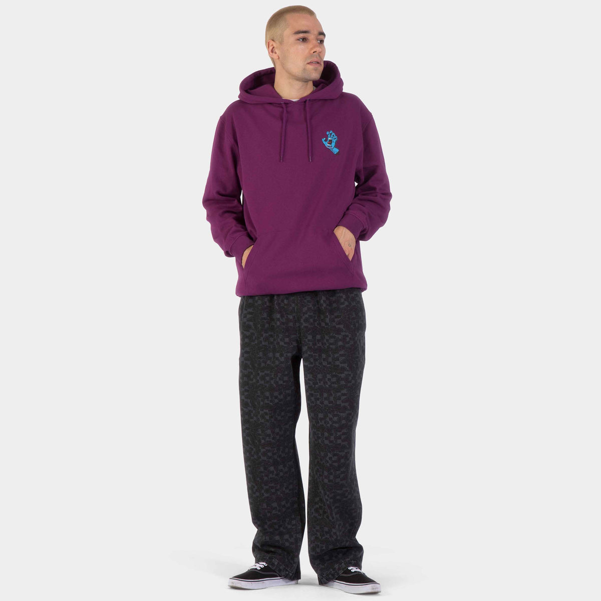 Hoodie skate Santa Cruz porté de face, montrant sa coupe droite, sa poche kangourou et son coloris Fresh Purple