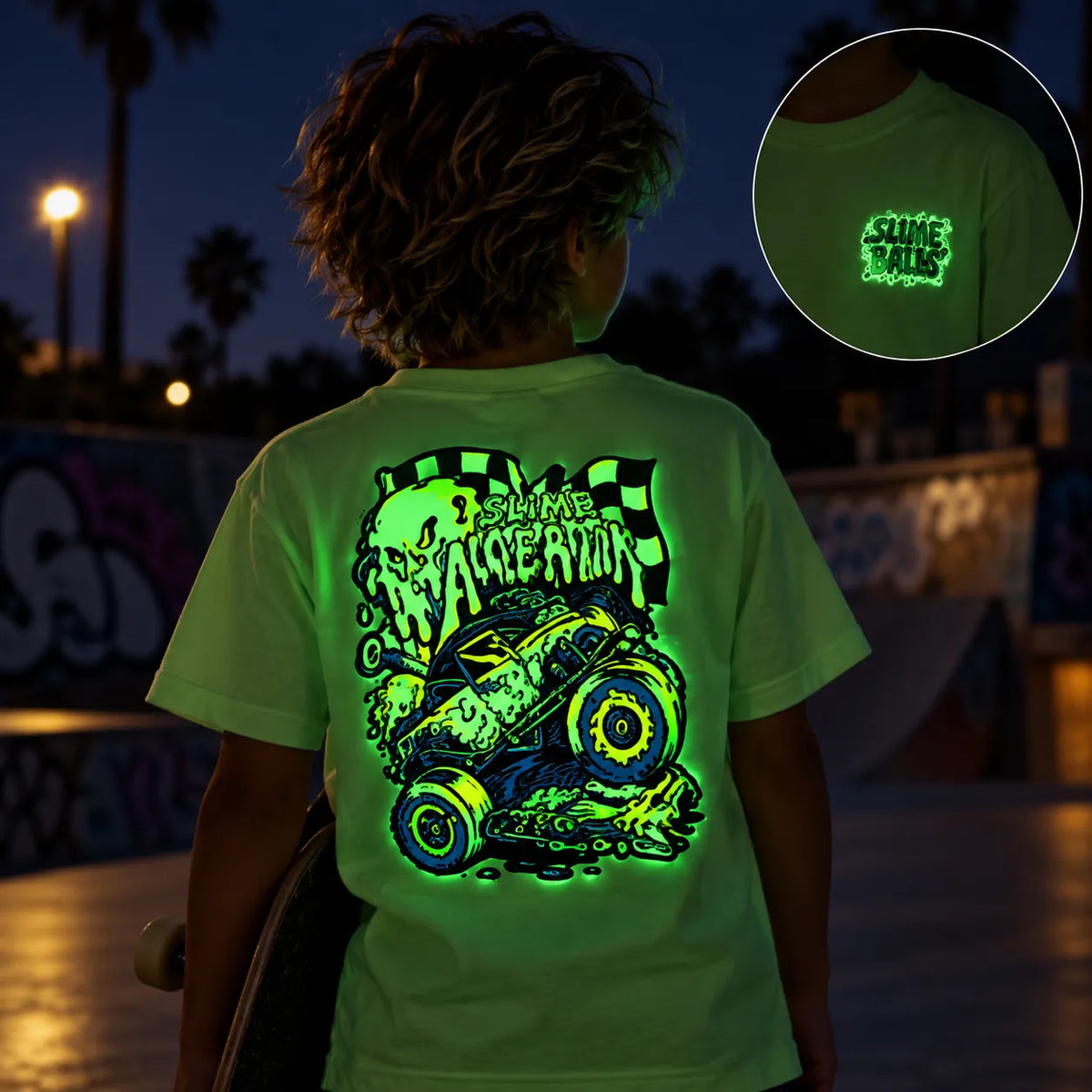 Enfant de dos dans un skatepark de nuit portant le t-shirt Santa Cruz Youth Slime Balls Accelerator Green Glow, avec grand graphisme voiture Slime Balls phosphorescent au dos et aperçu du motif poitrine lumineux.