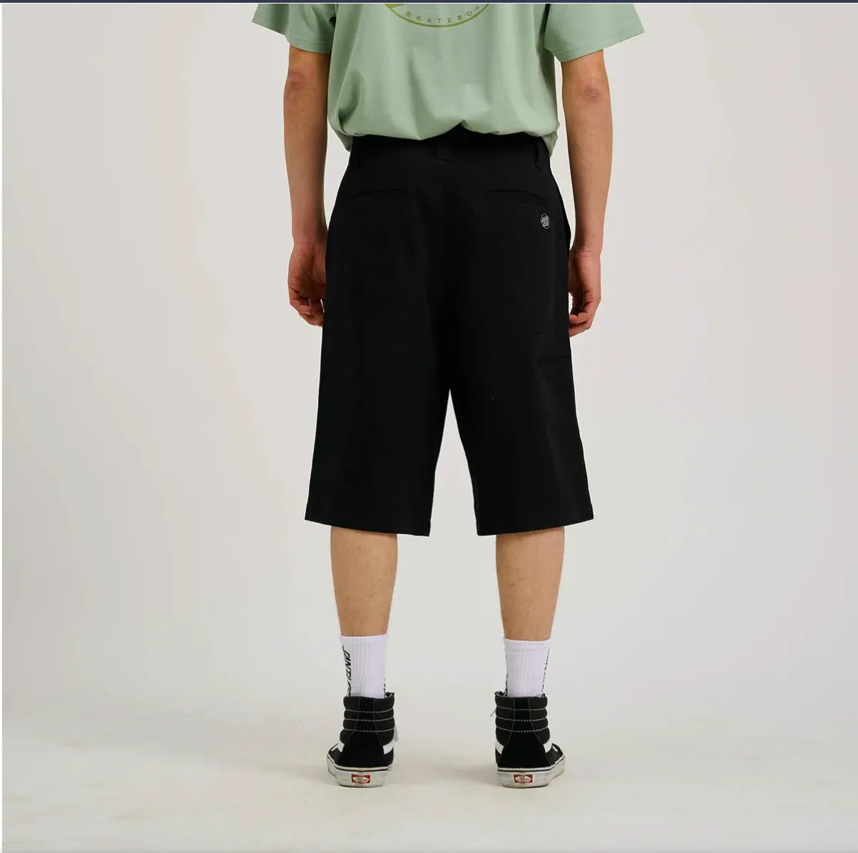 short skate baggy Santa Cruz Dillon noir vue dos