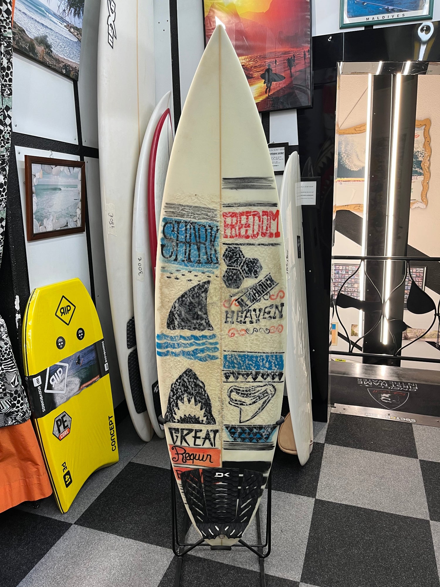 planche de surf channel island blanche avec decorations personnalisees shark