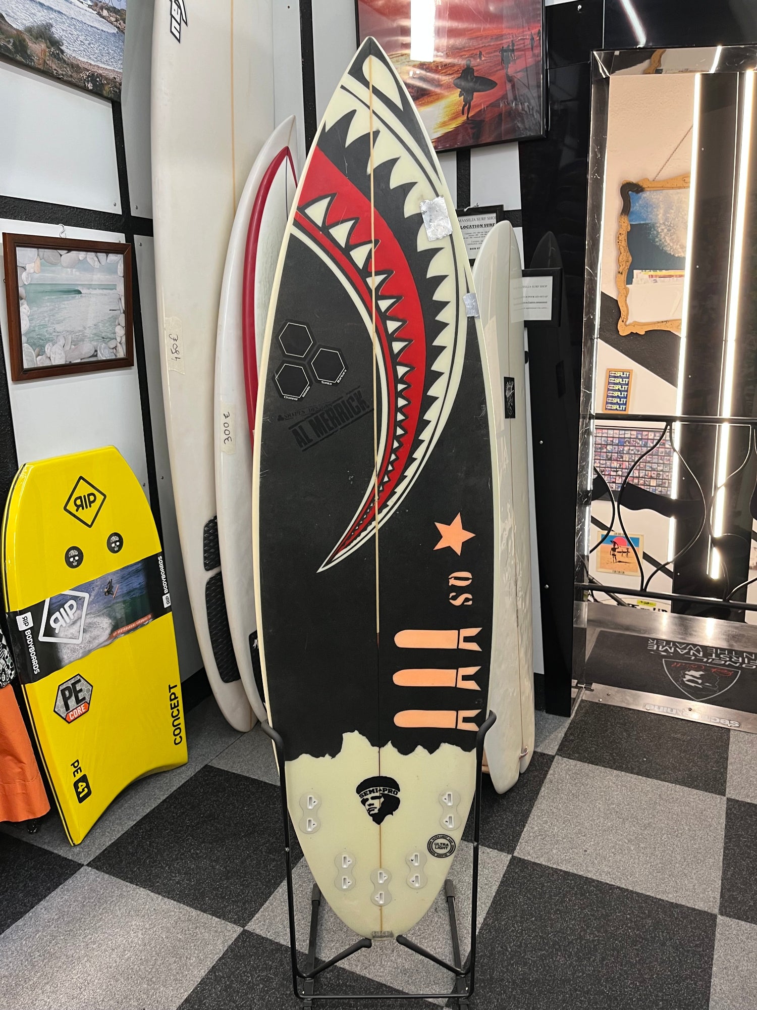 decoration de dessous avec grande machoire de requin noire et rouge