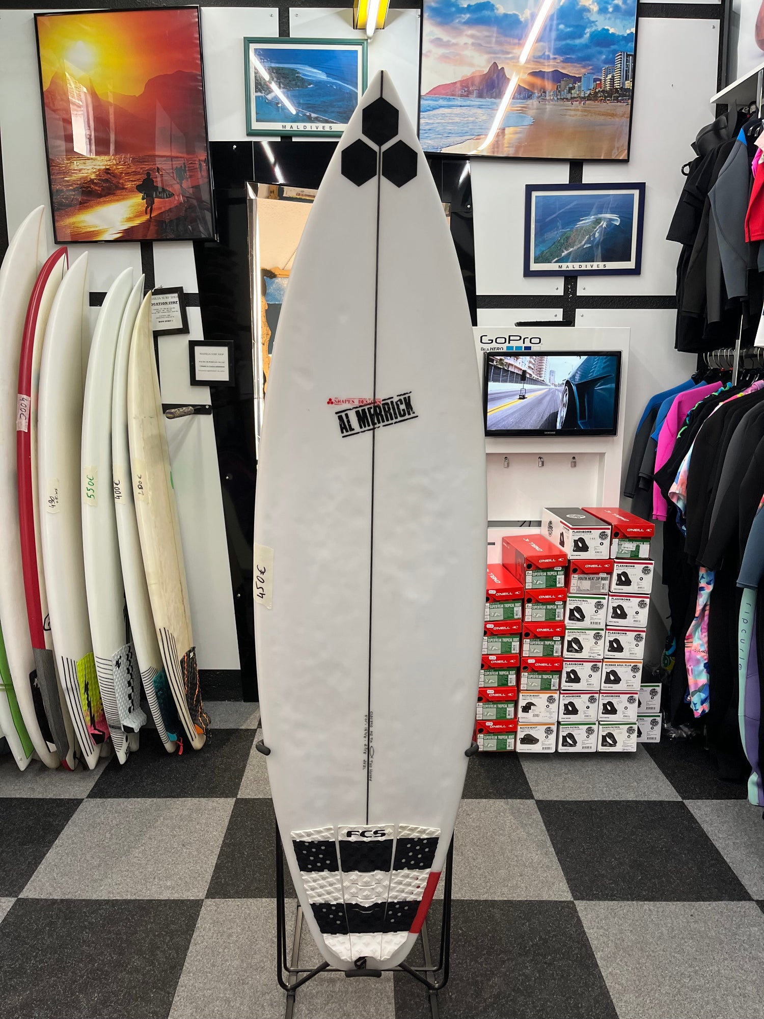 vue de face surf blanc avec pad noir et logo al merrick