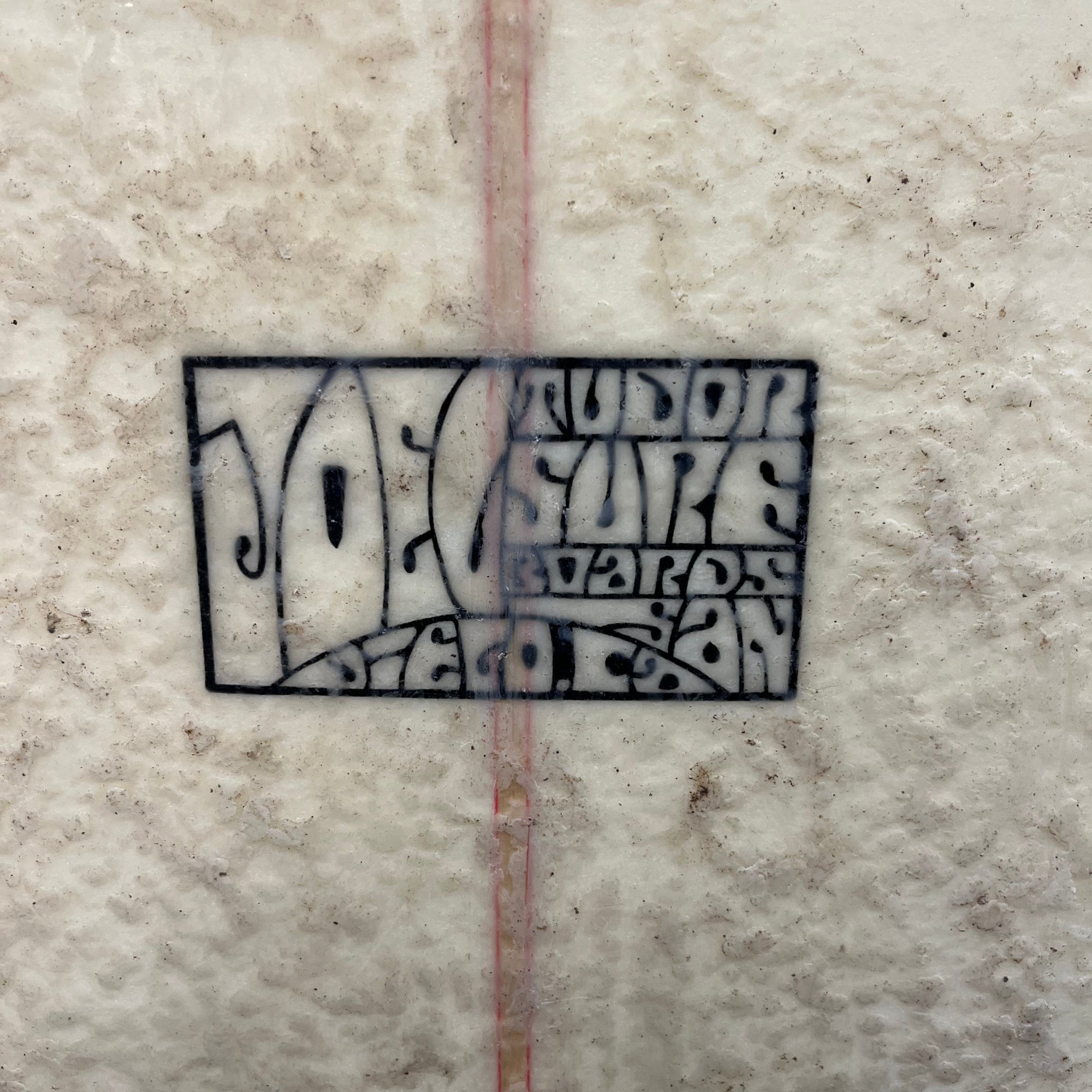 zoom sur le logo de tudor surfboards