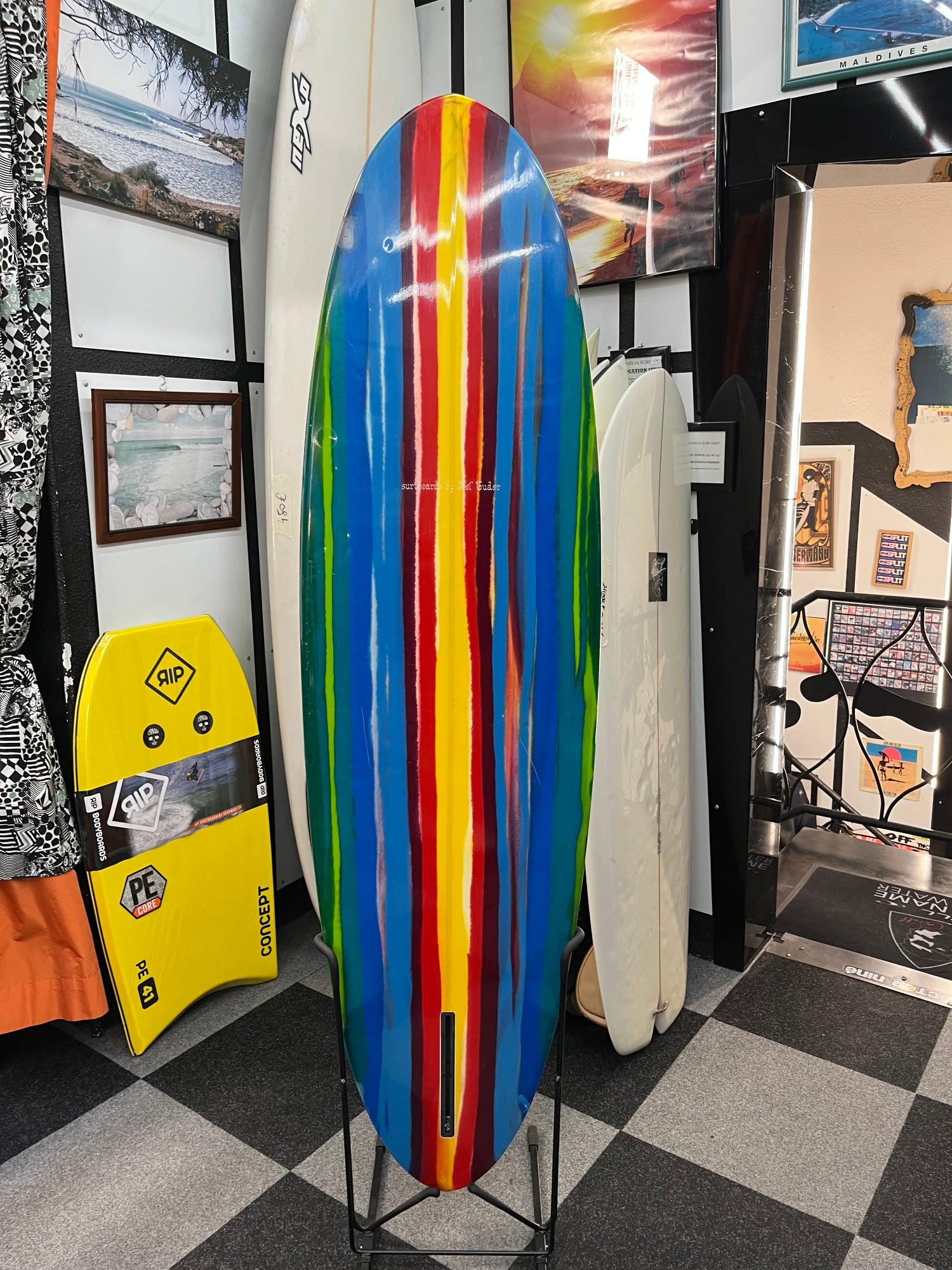 vue de dessous aec grandes rayures multicolores et une seule derive