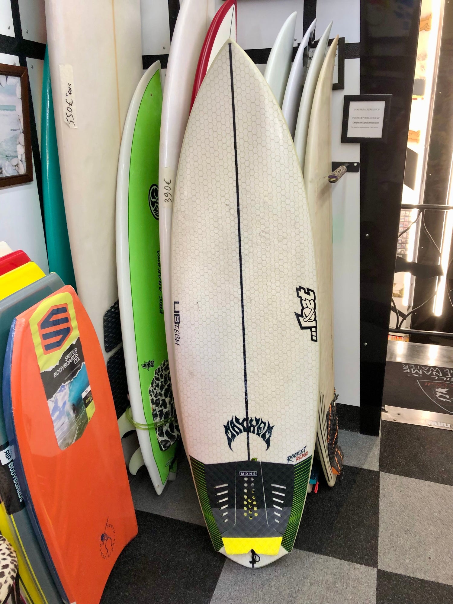 planche de surf blanche et verte vue de face avec pad noir et vert