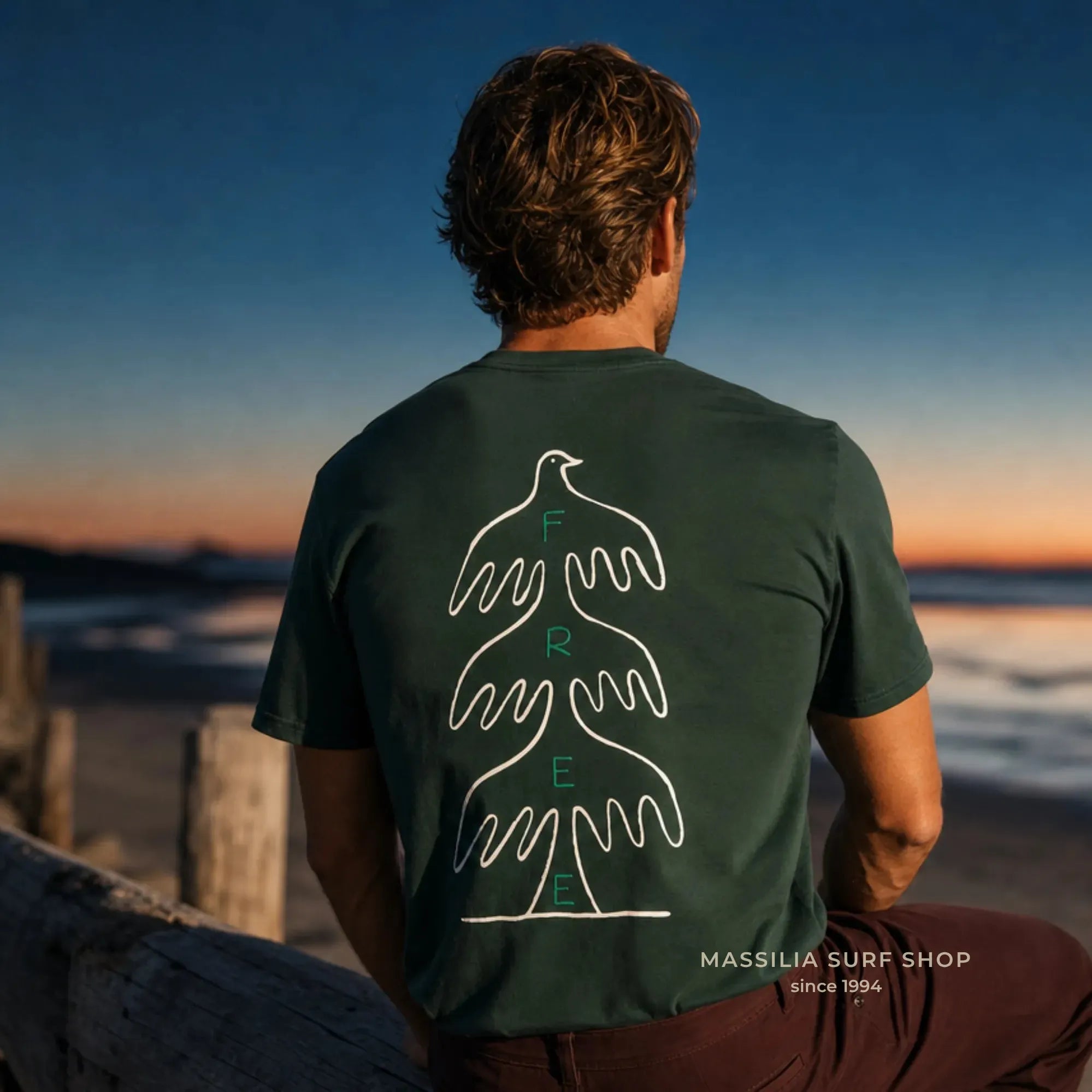 tee shirt homme vert bask in the sun avec motif dos avec oiseaux blancs et inscription FREE
