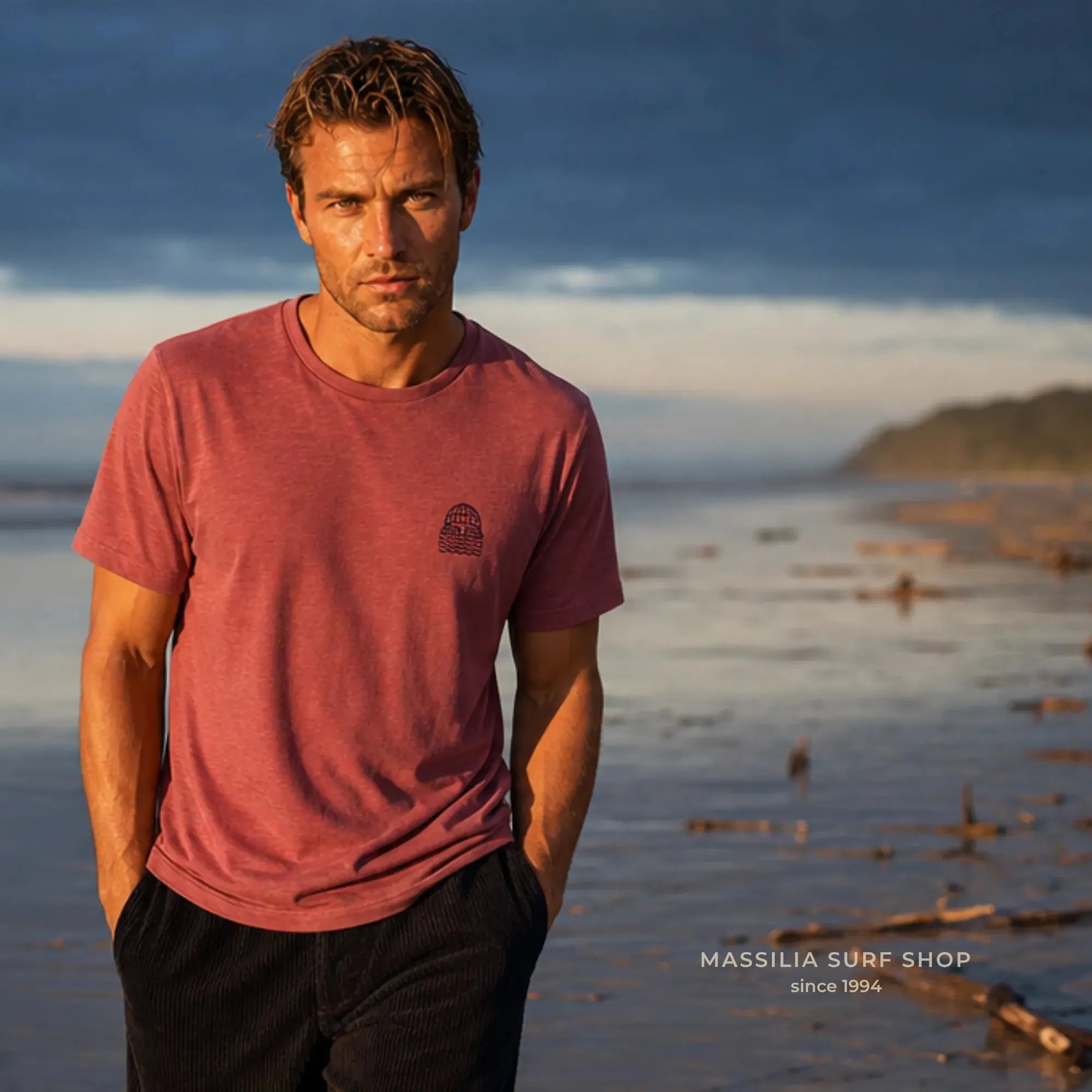 tee shirt mini to the sea rose porté par un homme sur la plage