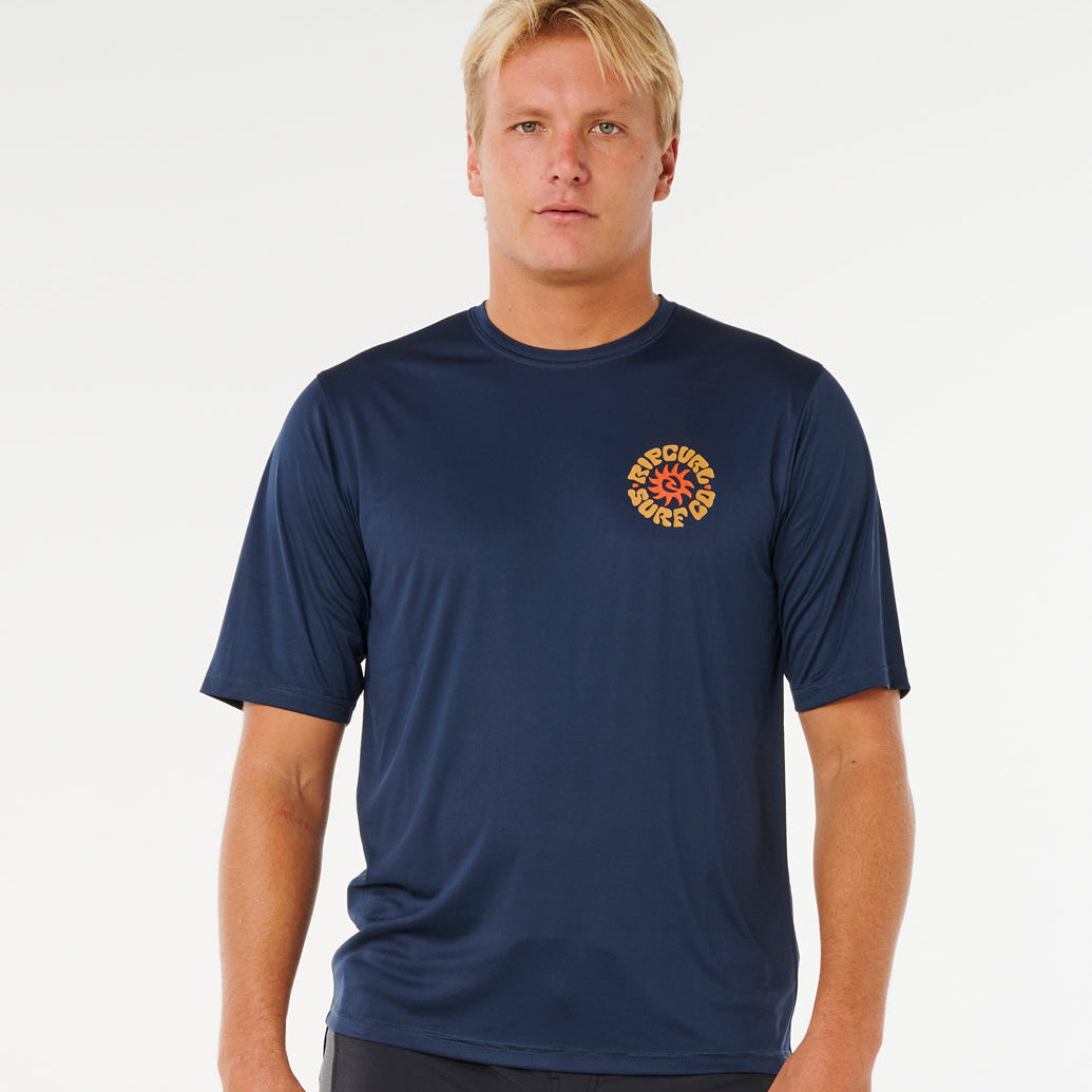 T-shirt lycra Rip Curl Pacific Rinse Navy vue de face, coupe non moulante et manches courtes