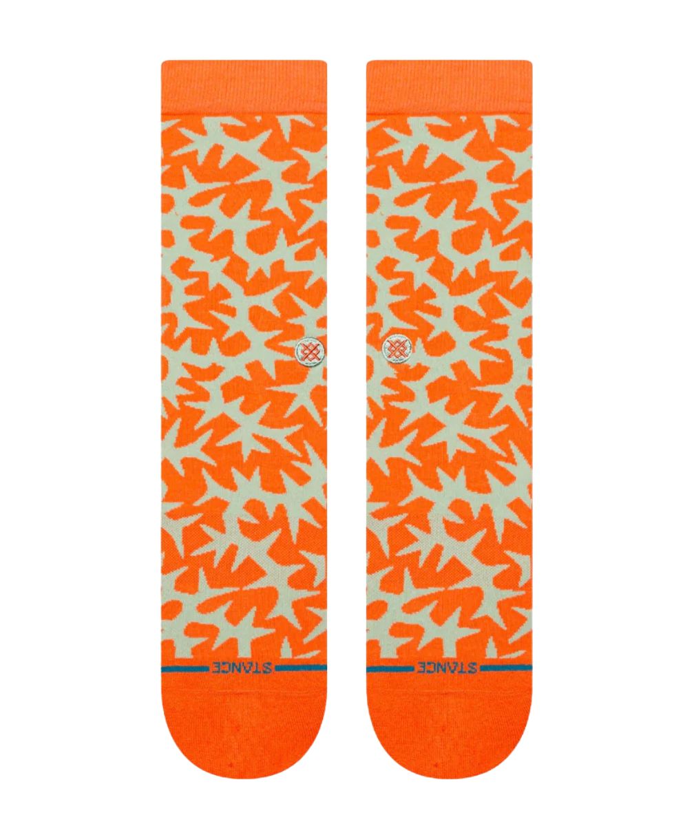 Vue à plat des chaussettes Stance Thornz crew avec motif graphique intégral orange