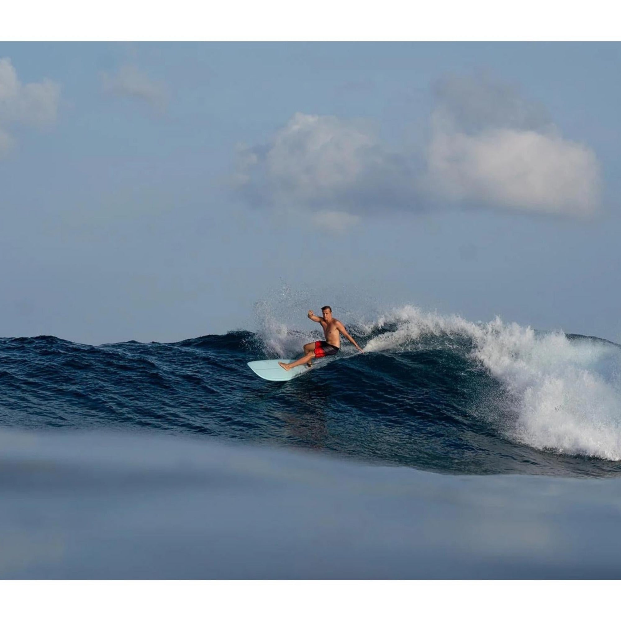 homme en train de surfer avec longboard torq 9 pouces