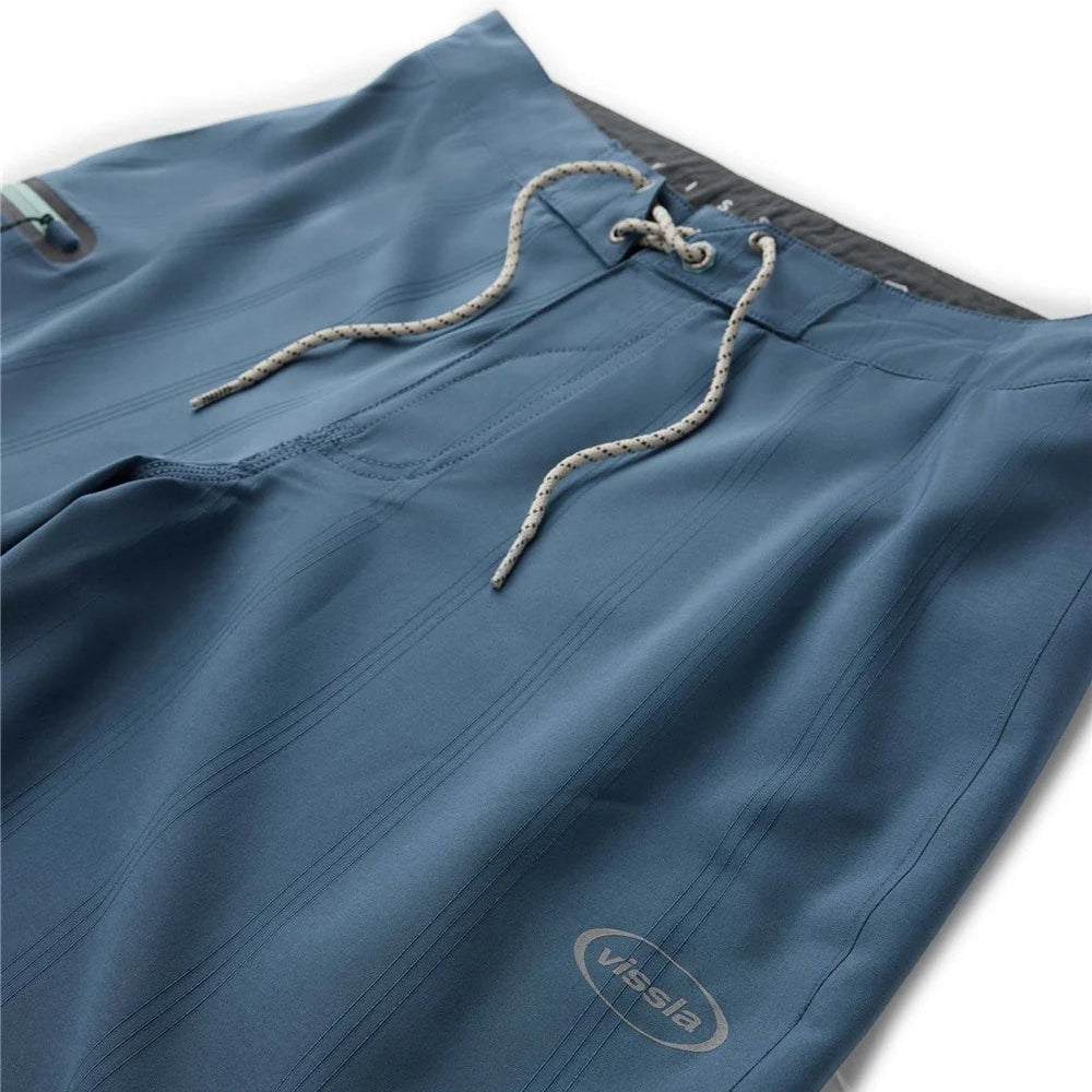 détail tissu technique Vissla High Seas perforations laser évacuation eau