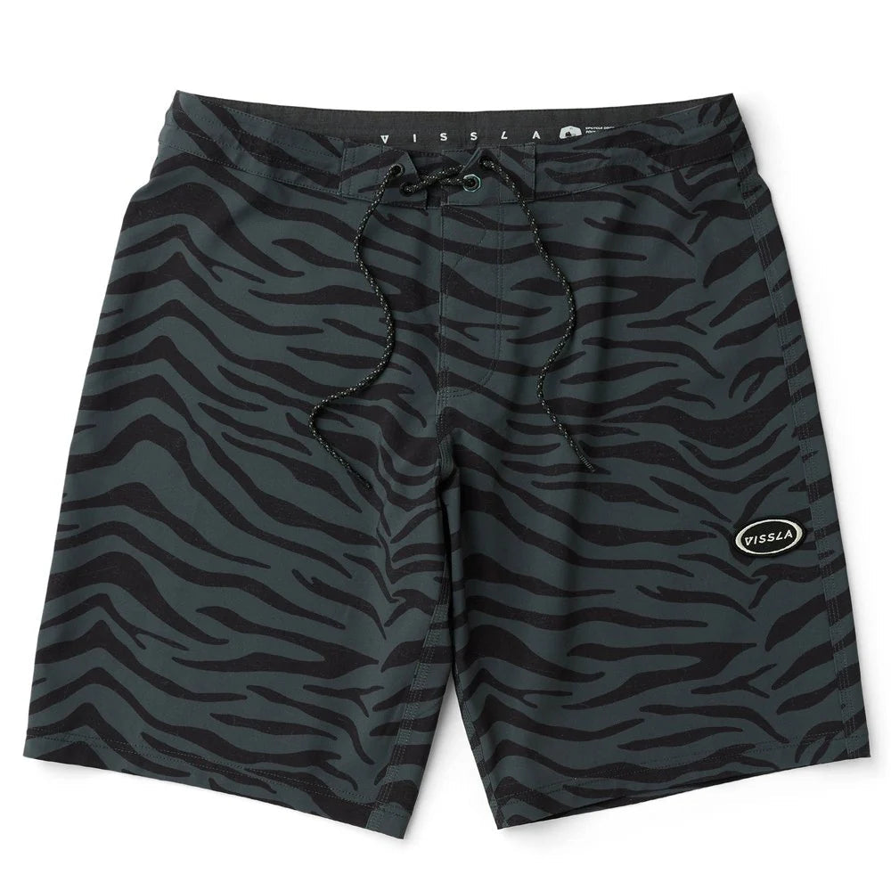 boardshort Vissla noir motif zébré stretch recyclé 21 pouces surf vue face gris et noir