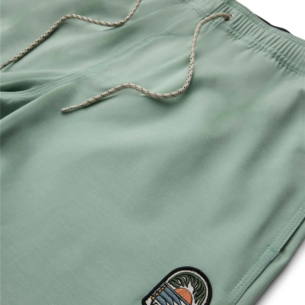 detail ceinture elastique et logo brodé