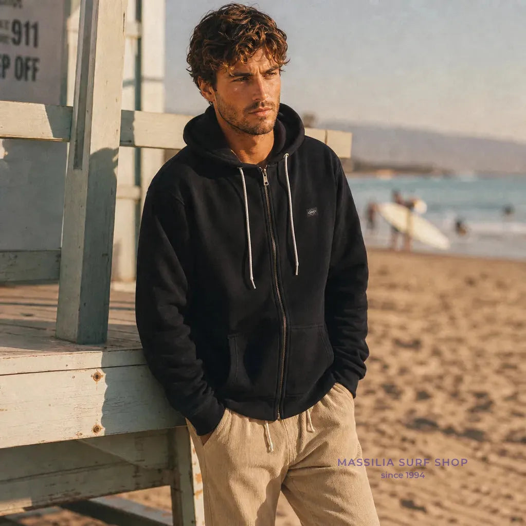 homme portant sweat polaire noir zippé à capuche eco zy polar vissla lifestyle