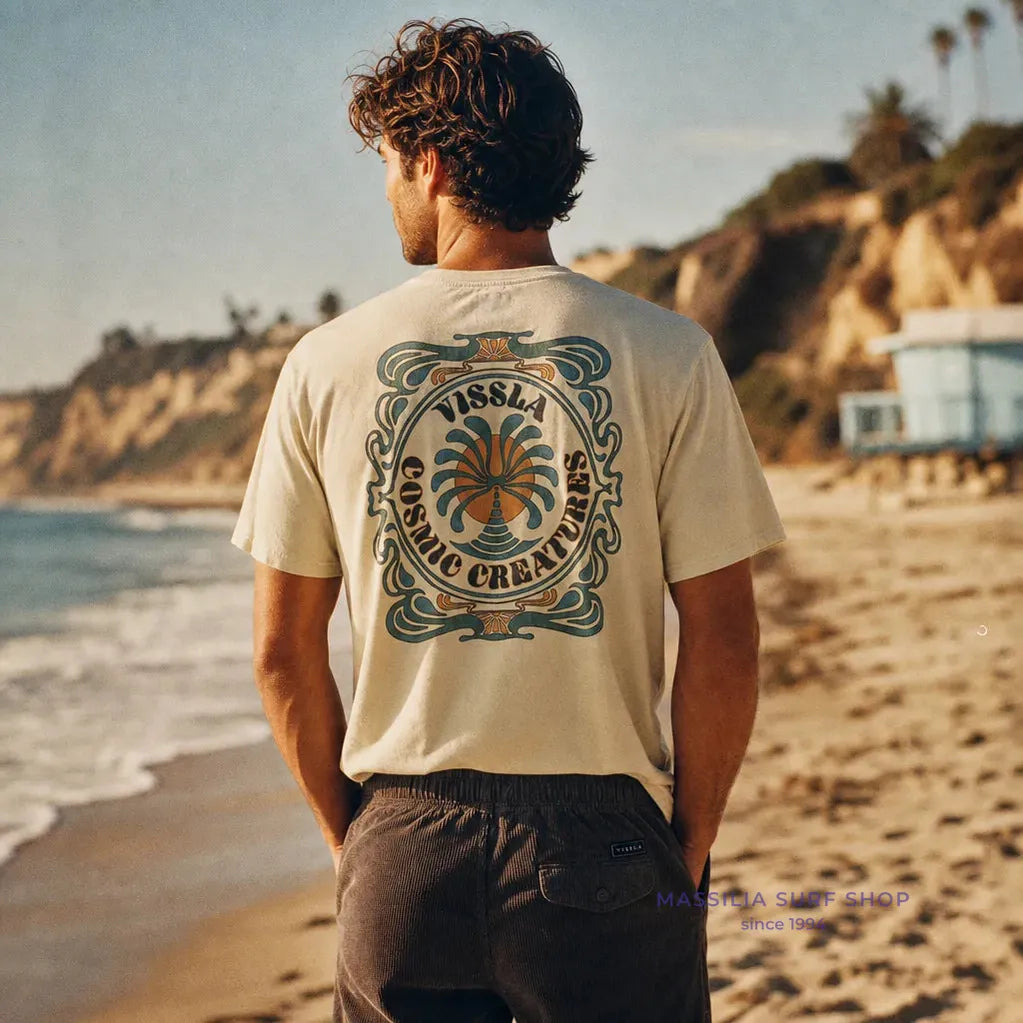 homme portant tee shirt blanc cassé canopy cosmic vissla lifestyle vue de dos
