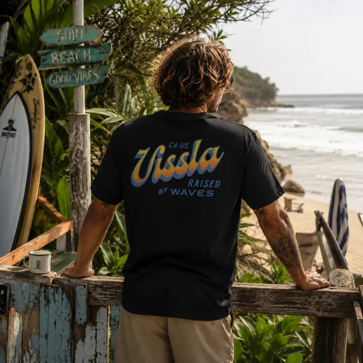 homme portant t-shirt vissla sunset shadow vue de dos regardant la mer
