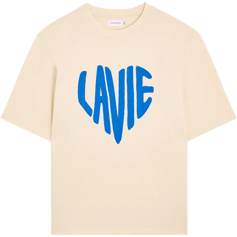 BASK IN THE SUN TEE SHIRT LA VIE cream marque francaise BASK IN THE SUN MARSEILLE tee-shirt bask in the sun surfwear homme t-shirt coton bio mode surfwear homme style casual chic t-shirt fabriqué en Europe mode éthique vêtement écoresponsable t-shirt coupe droite t-shirt La Vie Cream t-shirt imprimé minimaliste t-shirt beige tendance look naturel