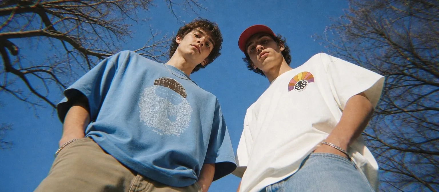 2 hommes avec tee shirt jonsen island et bask in the sun