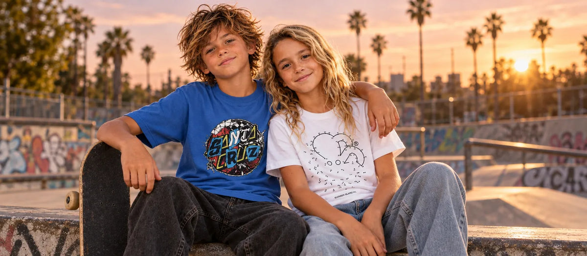 garcon avec tee shirt santa cruz et fille avec t-shirt jonsen island dans un skatepark lifestyle
