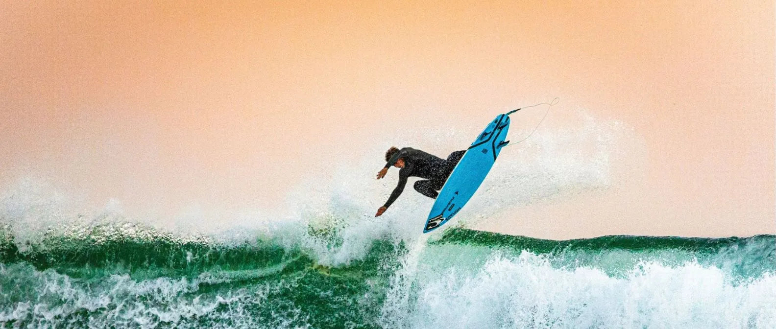 surfer en action lifestyle ciel orange et mer verte surf bleu
