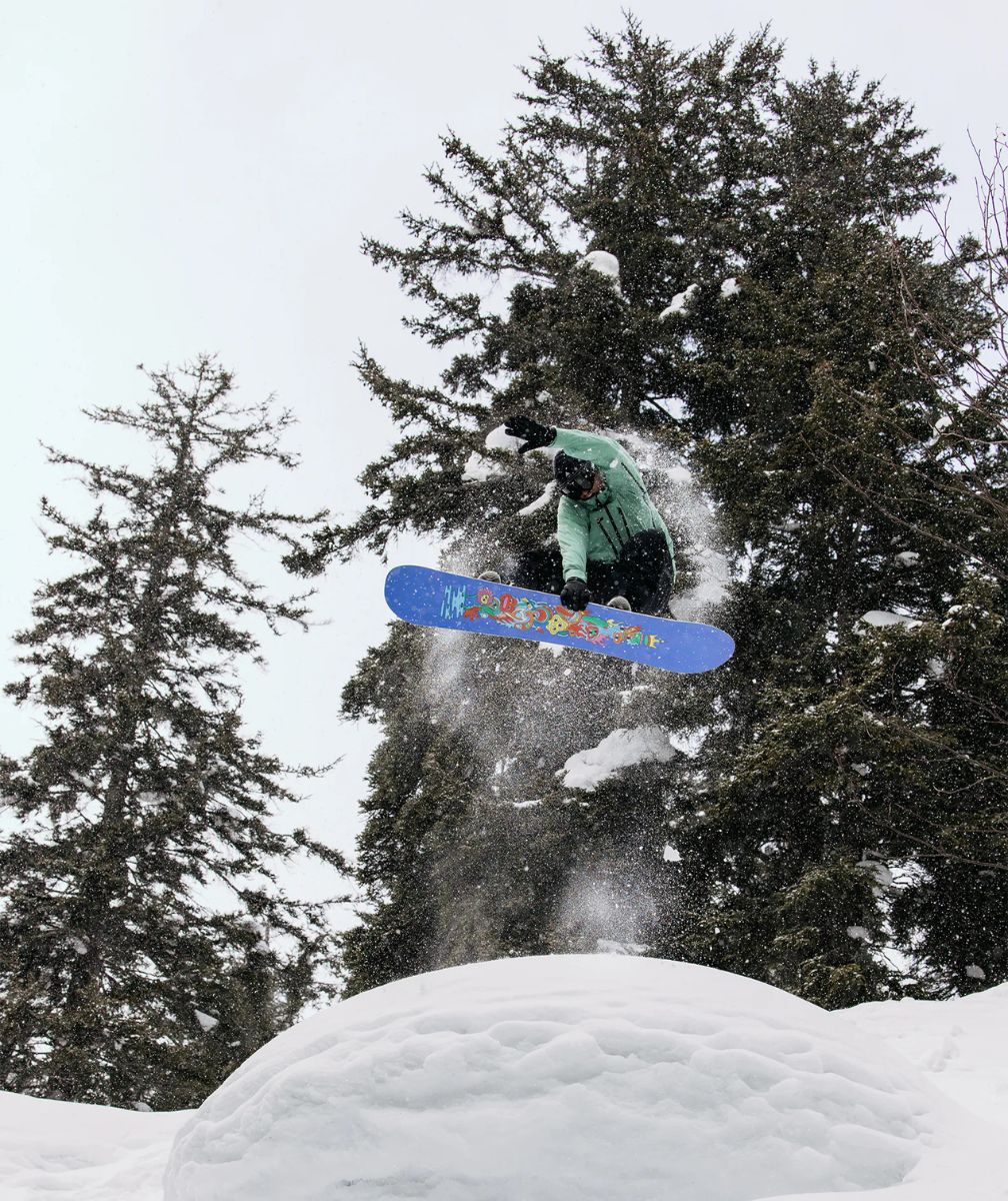 rider snowboard Burton Counterbalance Hallucinate en action poudreuse