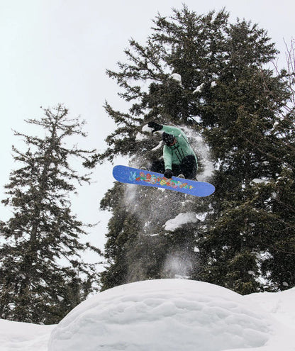 rider snowboard Burton Counterbalance Hallucinate en action poudreuse