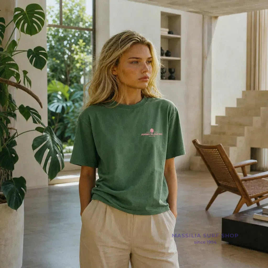 tee shirt femme jonsen island avec poulpe rose sur le  coeur sur la poitrine lifestyle porte par une femme vue de face
